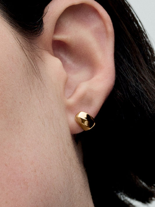 Brincos de espigão com design orgânico Revestimento de ouro 14k